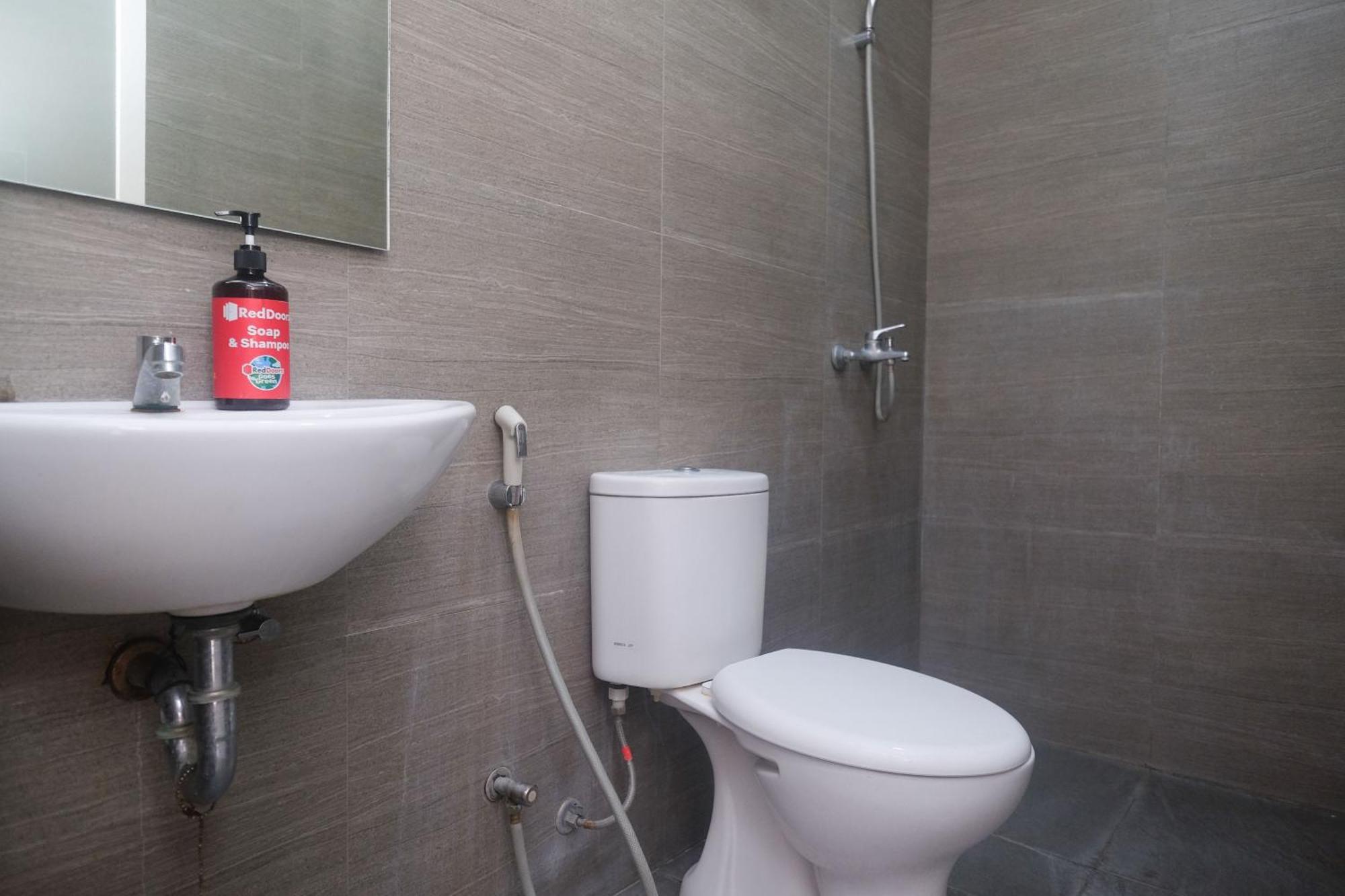 Reddoorz Syariah Near Simpang Lima Semarang Hotel Jomblang Bagian luar foto
